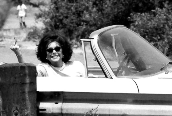 Elizabeth Taylor flipping off